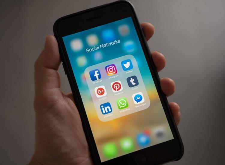 This Graph Tells Us Who's Using Social Media the Most